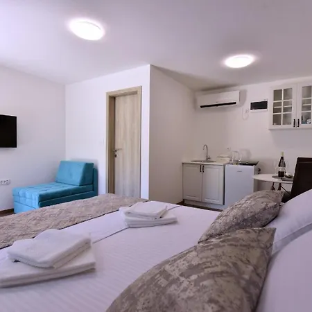 Airport Tri Hrasta Apartment *