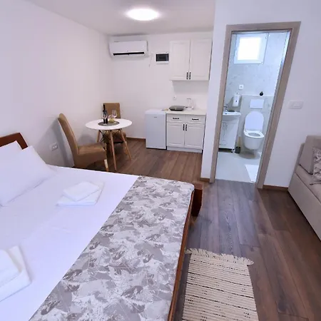 Airport Tri Hrasta Apartment *