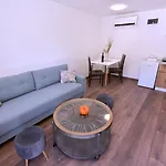 Airport Tri Hrasta Apartment *