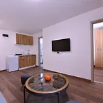 Airport Tri Hrasta Apartment *