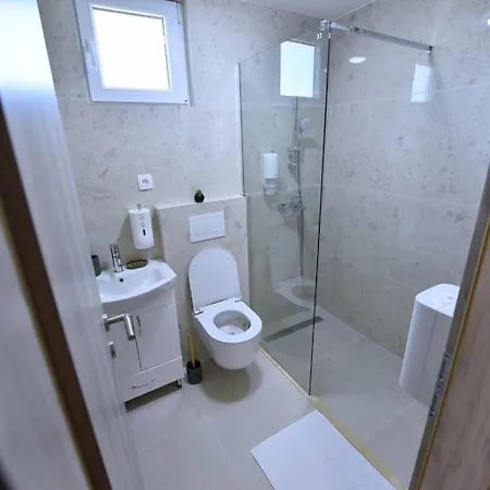 Airport Tri Hrasta Apartment