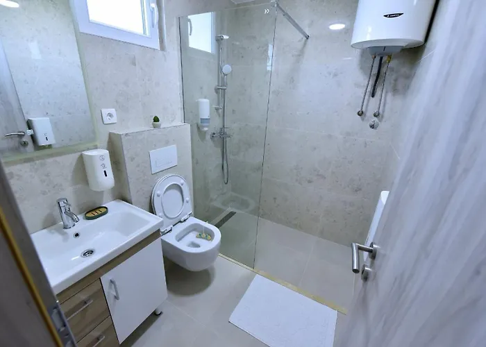 Airport Tri Hrasta * Podgoriçe