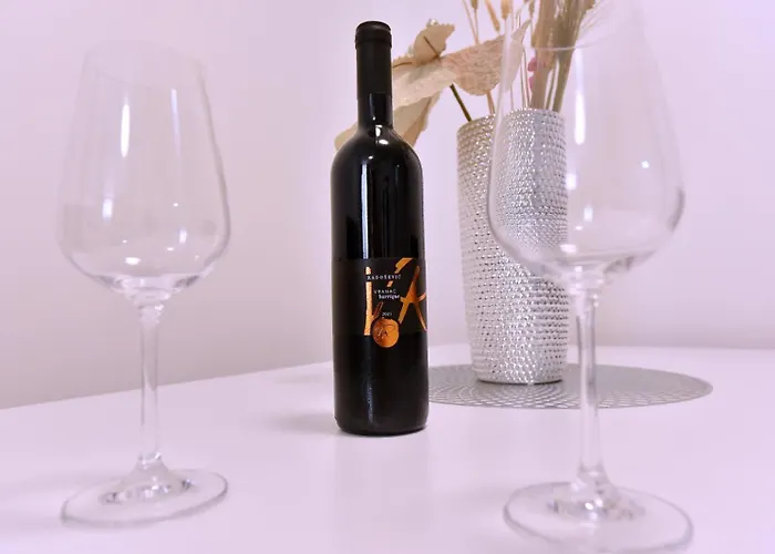 Airport Tri Hrasta Daire Podgoriçe