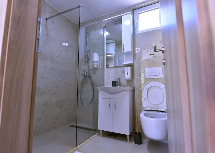 Daire Airport Tri Hrasta