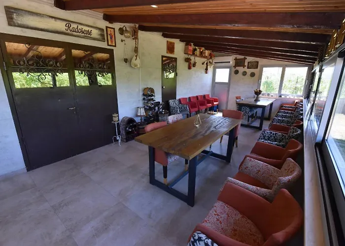 Airport Tri Hrasta *